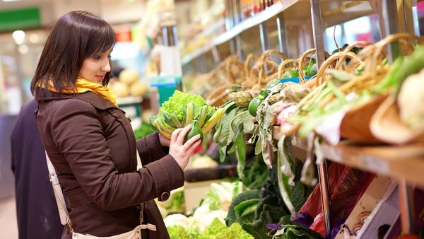 Expertos en el mercado de alimentos avizoran el crecimiento que representa los latinos que muestran mayor adaptación a la vida en EEUU que la de sus padres y abuelos (Shutterstock)