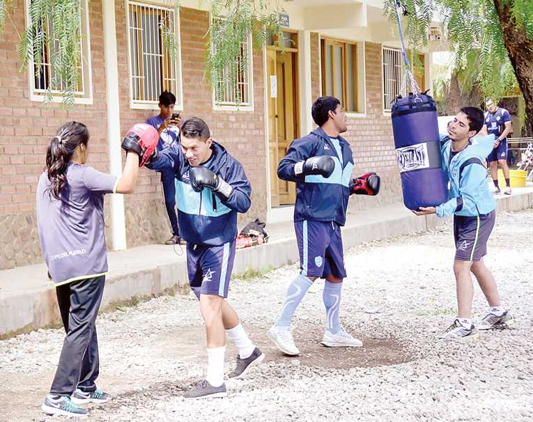 SERGIO MORUNO Y JOSÉ LUIS REYES (CENTRO) RECIBEN SU PRIMERA CLASE DE BOXEO. NOÉ PORTUGAL