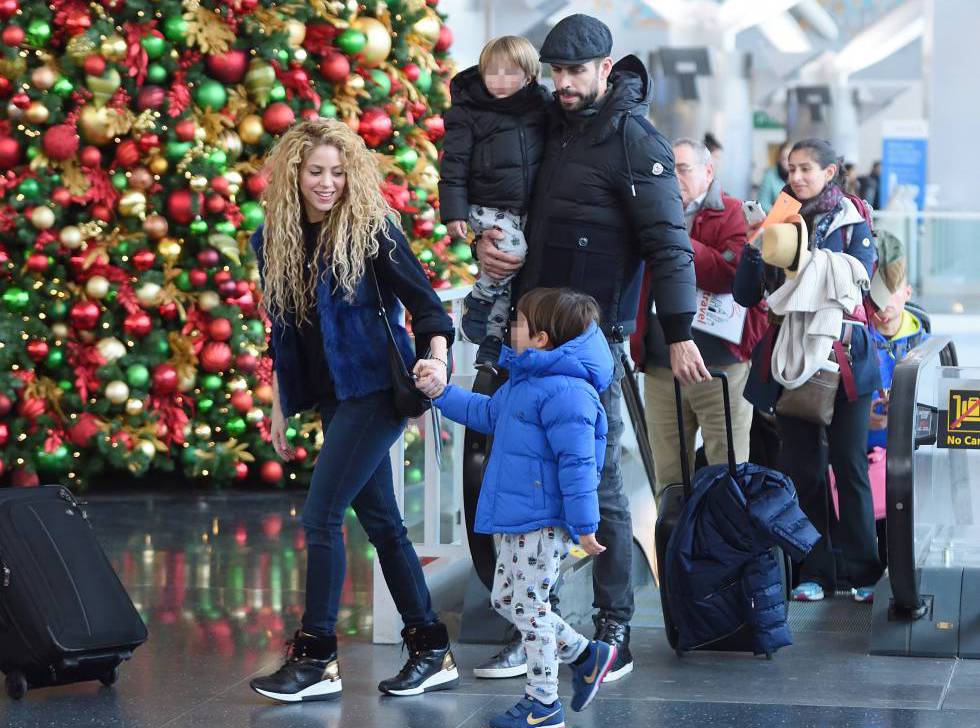 Shakira, Piqué y sus dos hijos, a su llegada al aeropuerto de Nueva York el pasado 24 de diciembre.