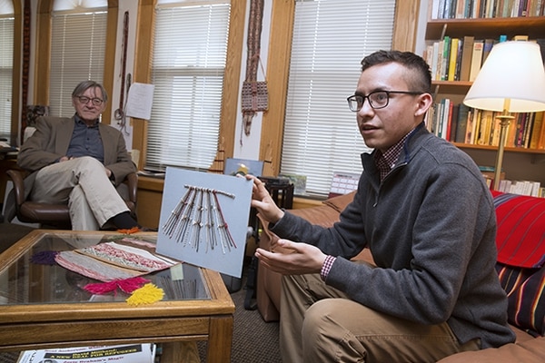 Manny Medrano con un modelo de quipus. A su lado, el profesor Gary Urton. (Jon Chase/Harvard)