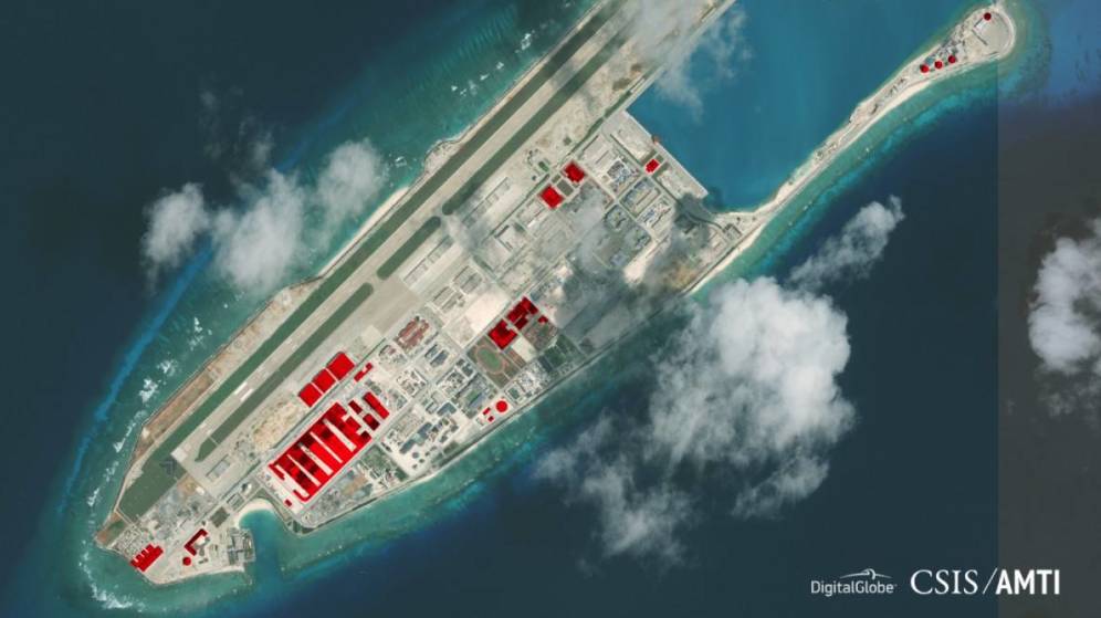 Foto: Construcciones chinas en el arrecife de Fiery Cross durante 2017, en rojo. (Fuente: Asian Maritime Transparency Initiative)