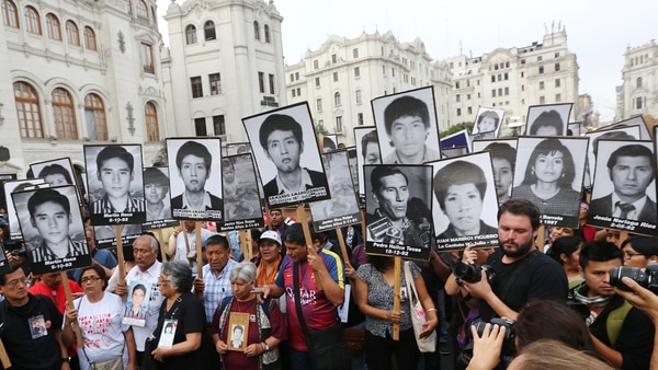 Familiares de víctimas del Grupo Colina durante el gobierno de Fujimori (REUTERS/Mariana Bazo)