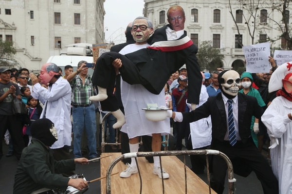 Actores se burlan de “Kuczynski en las manos de Fujimori” (REUTERS/Guadalupe Pardo)