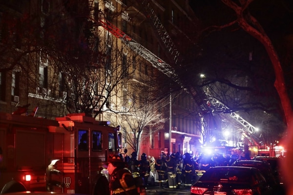 Bomberos en el lugar del incendio, en el barrio neoyorquino de Bronx (AP/Frank Franklin II)