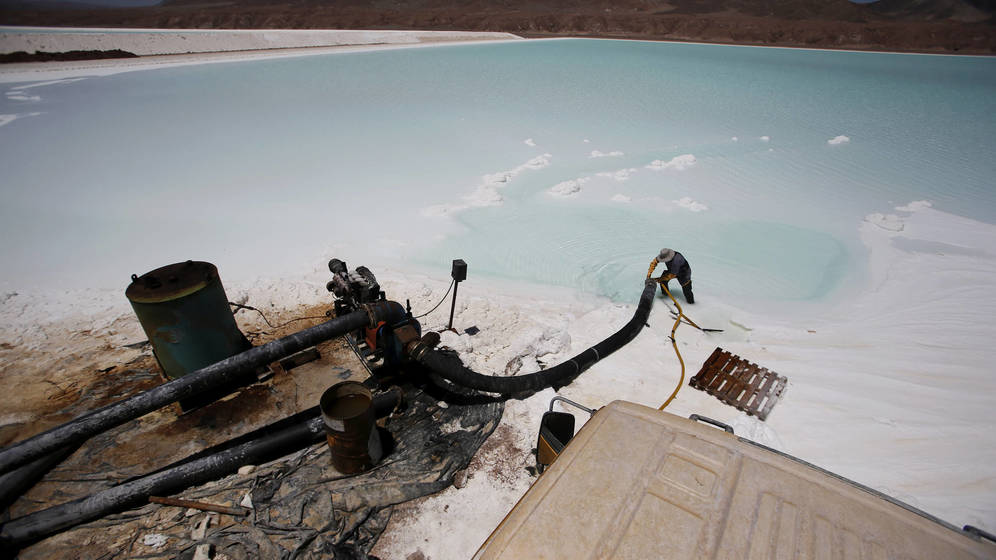 Foto: Un trabajador limpia una tubería en la planta de litio de Rockwood, en el desierto chileno de Atacama, en enero de 2013. (Reuters)