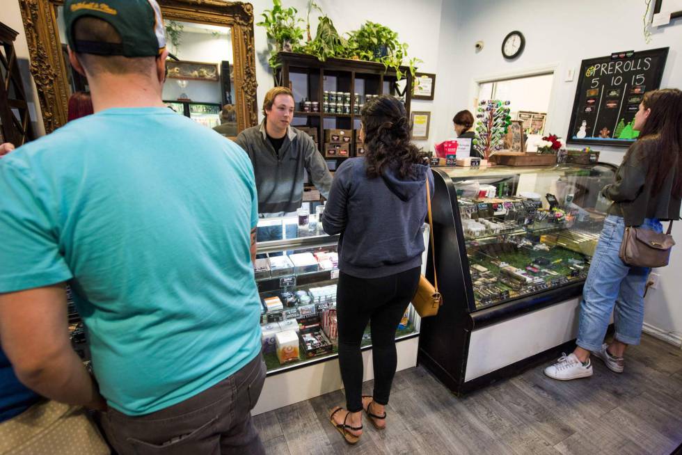 Clientes en un dispensario de marihuana, el miércoles en Los Ángeles.