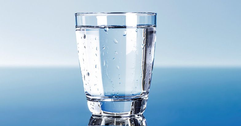 arroja un vaso de agua a la calle, es una cábala de Año Nuevo