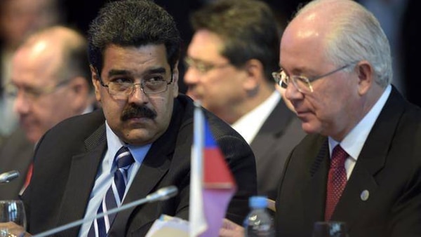 Nicolás Maduro junto a Rafael Ramírez (Archivo)