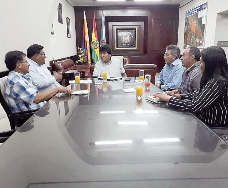 LAS AUTORIDADES, DURANTE LA REUNIÓN DE ANOCHE. ANDRÉS PACHECO
