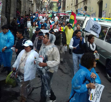 Médicos y familiares marchan por la calle Indaburo.
