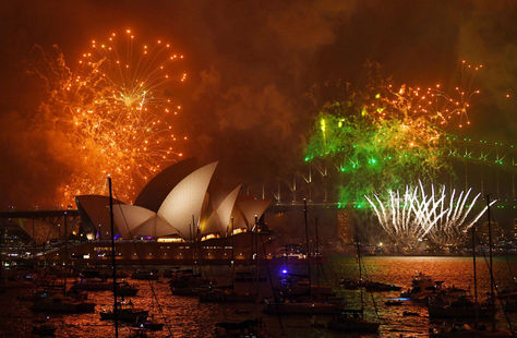 Fuegos artificales iluminaron el edificio del Opera House en Sidney, Australia.