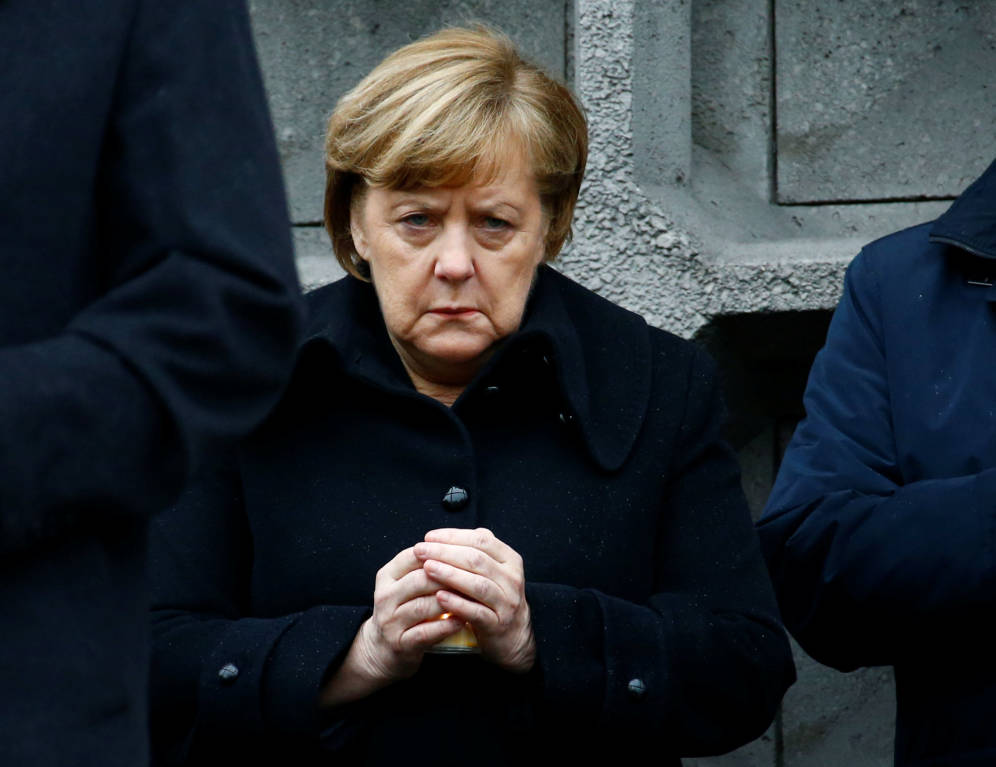 Foto: La canciller alemana Angela Merkel durante una ceremonia en memoria de las víctimas del atentado en Breitscheidplatz, Berlín. (Reuters) 