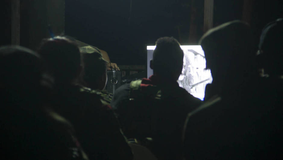 Los militantes, durante una clase nocturna. (H. Estepa)