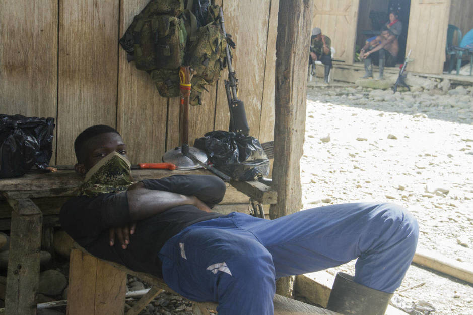 Un miembro de la guerrilla descansa a la sombra. (H. Estepa)