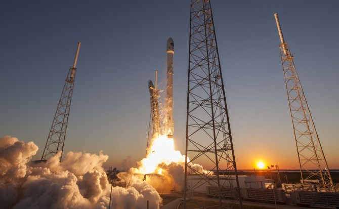 Space X ya casi está lista para lanzar su Falcon Heavy con una peculiar carga en su interior