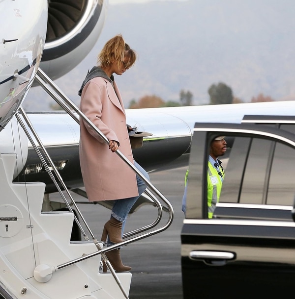 Camila Morrone, bajando del avión privado (Grosby Group)