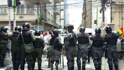 Un grupo de policías vigila un acceso a la plaza Murillo, sede del Palacio de Gobierno.