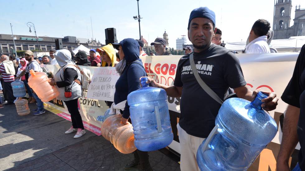 Manifestantes protestan contra la falta de agua el mes pasado.