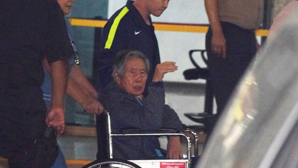 El ex presidente peruano Alberto Fujimori al salid de la clínica Centenario de Lima, en Perú (Reuters)