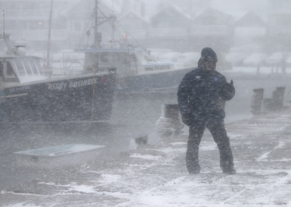 El meteorólogo de The Weather Channel Jim Cantore mientras reporta desde el Sandy Bay Yacht club en Rockport, Massachussets (Mary Schwalm/AP Images para The Weather Channel)