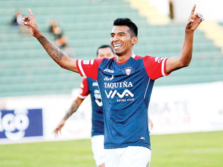 EL DELANTERO GILBERT ÁLVAREZ CELEBRA UNO DE SUS GOLES EN EL TORNEO CLAUSURA DE LA LIGA. APG