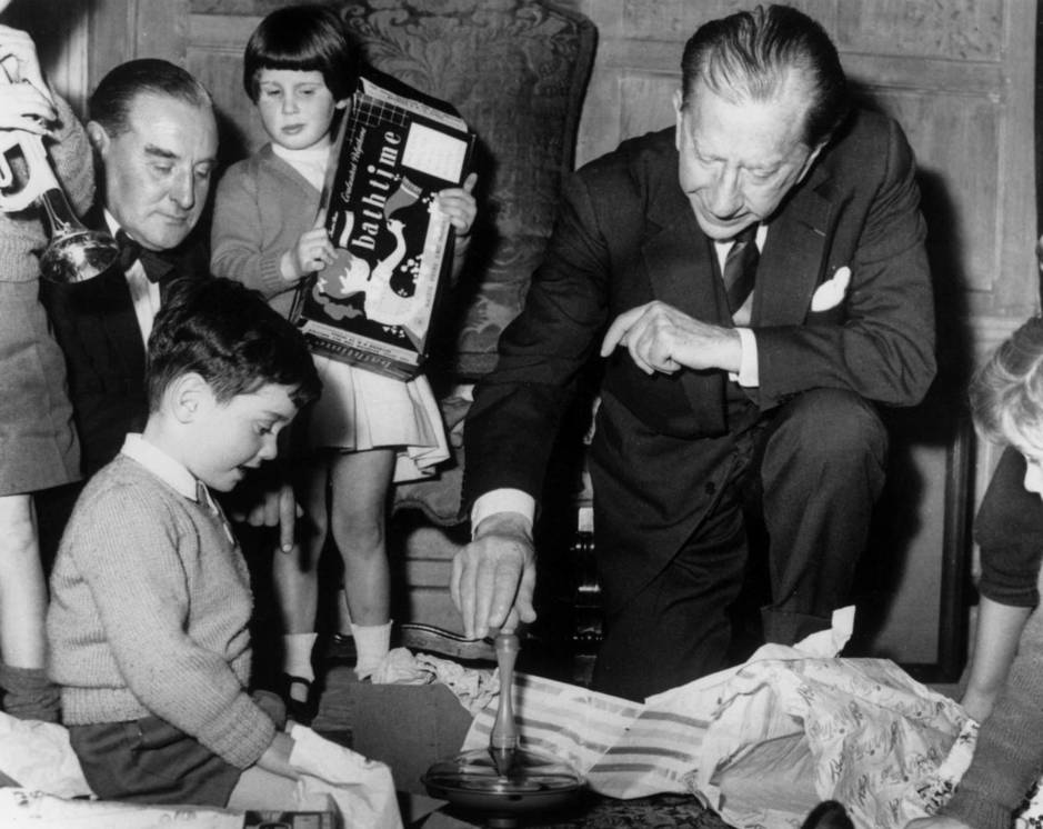 Jean Paul Getty durante un acto benéfico con niños. (Cordon Press)