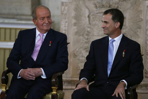 El rey emérito Juan Carlos I junto a su hijo Felipe durante una ceremonia real en 2014. Foto: Archivo EFE