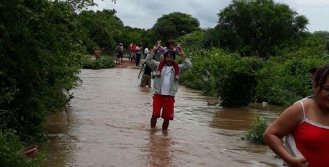 Pobladores de Puerto Pailas afectados por la intensa lluvia.