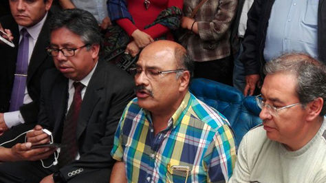 Al centro, el presidente del Colegio Médico de Bolivia, Aníbal Cruz, en la conferencia de prensa de este viernes.