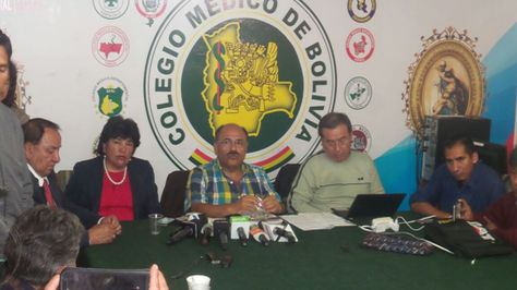 Aníbal Cruz, presidente del Colegio Médico de Bolivia, en conferencia de prensa este viernes. 