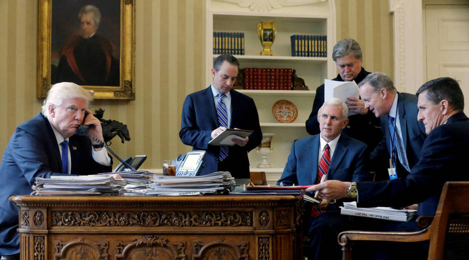 Donald Trump, Reince Priebus, Mike Pence, Steve Bannon, Sean Spicer y Michael Flynn durante una llamada entre Trump y Vladimir Putin, en la Casa Blanca. (Reuters)