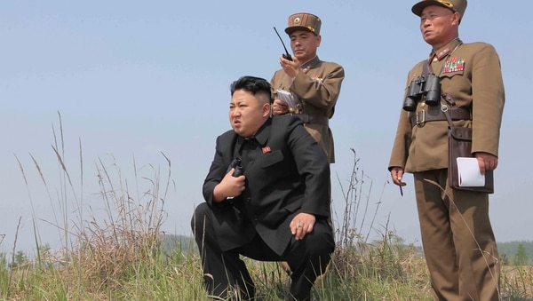 Kim Jong-un supervisa un lanzamiento de misiles (KCNA/Reuters)