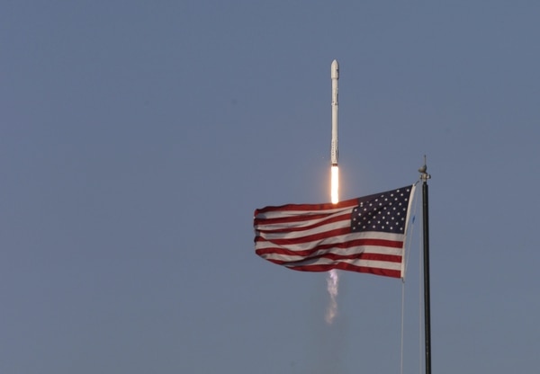 Un cohete Falcon 9 de SpaceX despega desde el Kennedy Space Center en Cape Canaveral, Florida, en Mayo de 2017. (Red Huber/Orlando Sentinel via AP/archivo)