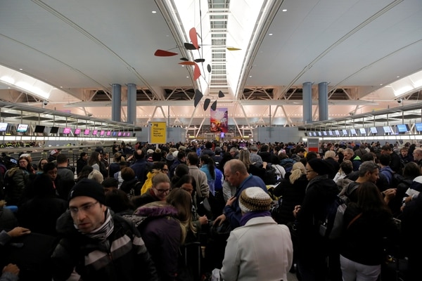 Una multitud de pasajeros esperaba en la zona del check in (REUTERS/Andrew Kelly)