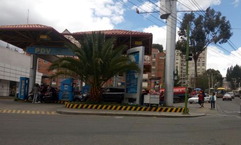 Sin filas en una estacion de servicio de la zona de Los Pinos de La Paz