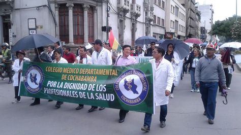 Marcha de médicos en Cochabamba. Foto:Fernando Cartagena