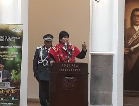 El presidente Morales durante la entrega de recursos del fondo indígena a alcaldías de La Paz.