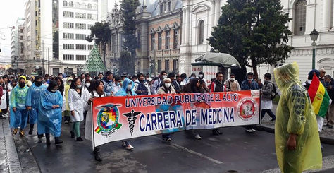 Movilización de estudiantes de medicina, en La Paz, contra el Códígo del Sistema Penal, especialmente el artículo 205.