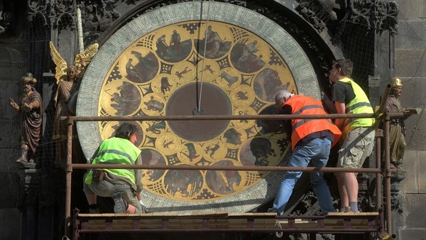 Aunque es de origen medieval, el reloj se ha ido modernizando con el paso de tiempo, y sigue siendo uno de los símbolos incuestionables de Praga (AFP)