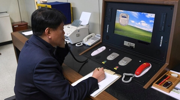 Un funcionario surcoreano revisa el sistema civil de comunicaciones