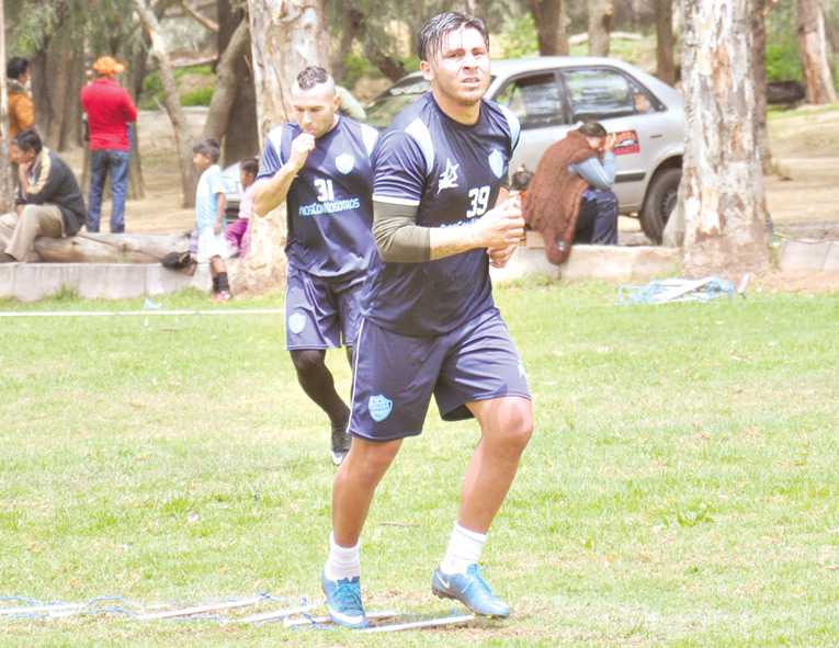 EL JUGADOR COCHABAMBINO IVÁN HUAYHUATA. NOÉ PORTUGAL