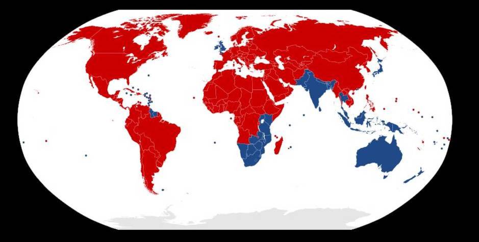 En rojo, los países que conducen por la derecha. En azul, los que lo hacen por la izquierda.