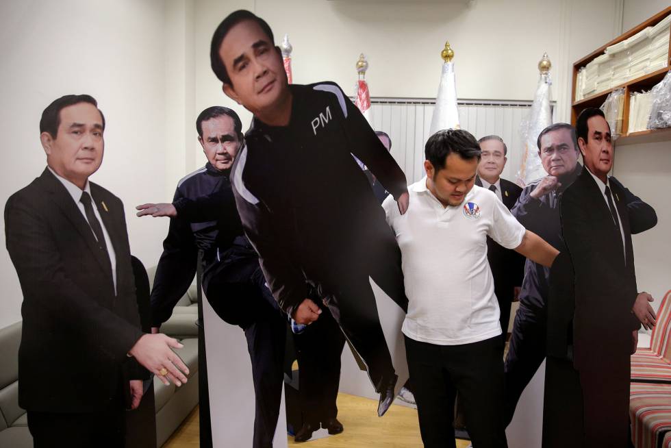 Algunas de las 17 figuras del jefe de la junta militar tailandesa en distintas actitudes.