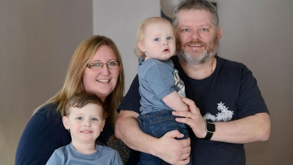 Lisa Leathard con sus hijos Toby y Noah y su marido Nick (The Plymouth Herald)