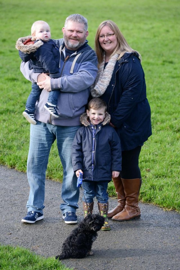 Lisa Leathard con sus hijos Toby y Noah y su marido Nick (The Plymouth Herald)