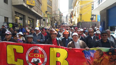 Marcha de la Central Obrera Bolivia en el centro de La Paz. 