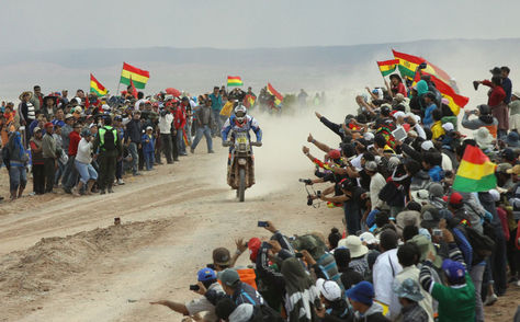 Arribo de una moto a la ciudad de Uyuni durante una edición anterior del Rally Dakar. Foto: Archivo 