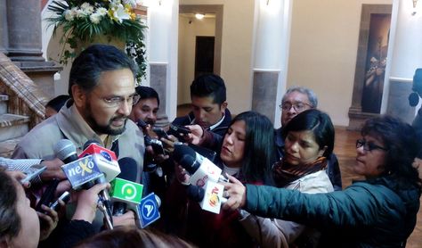 El ministro Alfredo Rada se refiere al paro de la COB en el Palacio de Gobierno. Foto: Ministerio de la Presidencia