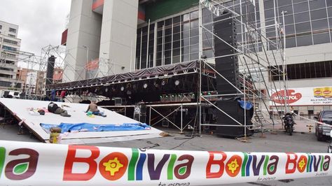 Trabajadores preparan la tarima para recibir a los competidores del Rally Dakar 2018