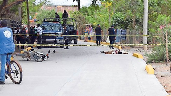 Cuerpos yacen sobre el asfalto tras una de las últimas balaceras en Concordia (gentileza Excelsior).